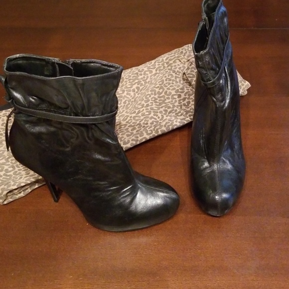 Diba Shoes - ❤💋**LIKE NEW**Diba heel booties